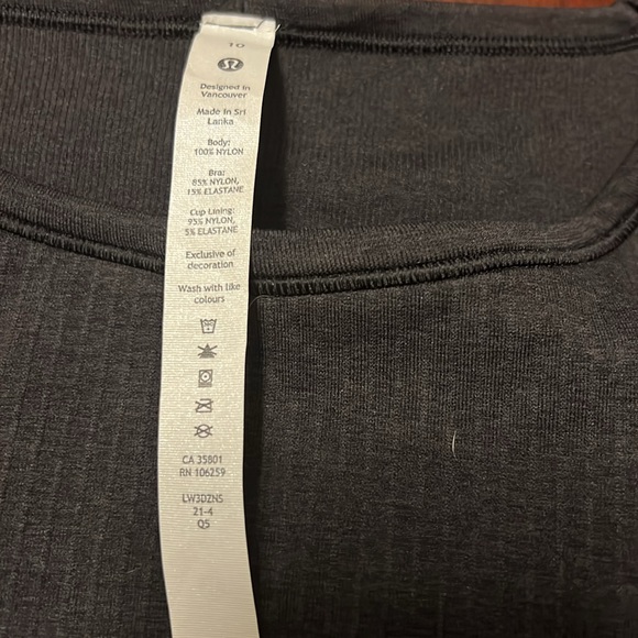 Lululemon long sleeve black crop top size 10 with built in bra - Picture 2 of 2